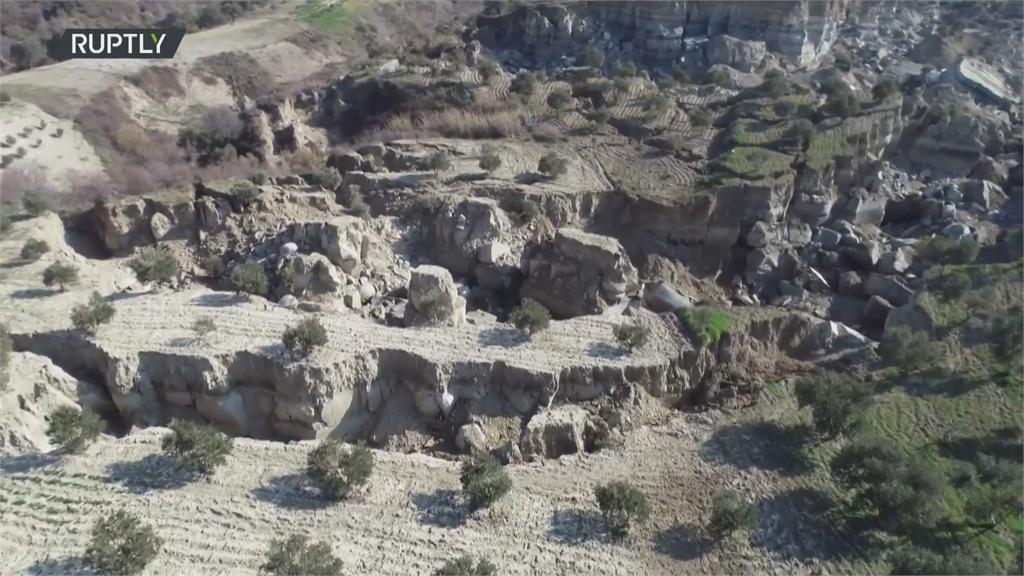 震撼！　強震過後　土耳其地裂出現200公尺寬大峽谷