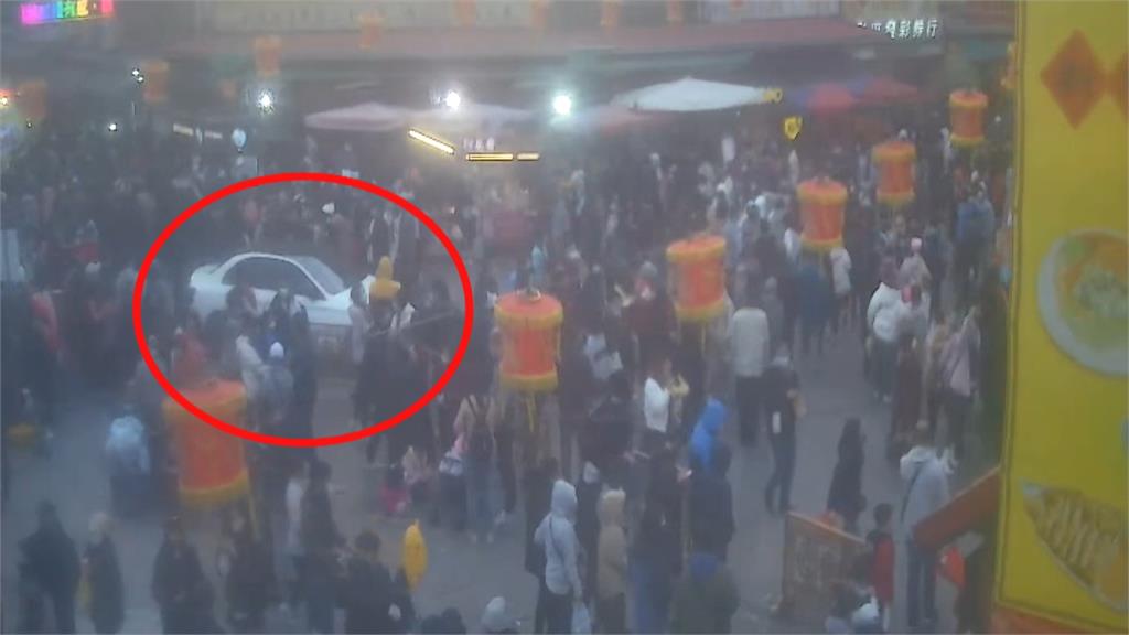 導航又「衝康」? 轎車誤入鹿港老街 遊客全罵翻