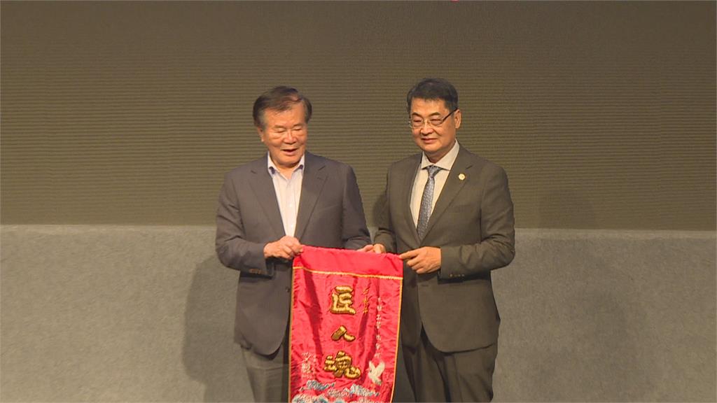 文化總會頒木雕藝師陳啟村 「匠人魂」錦旗