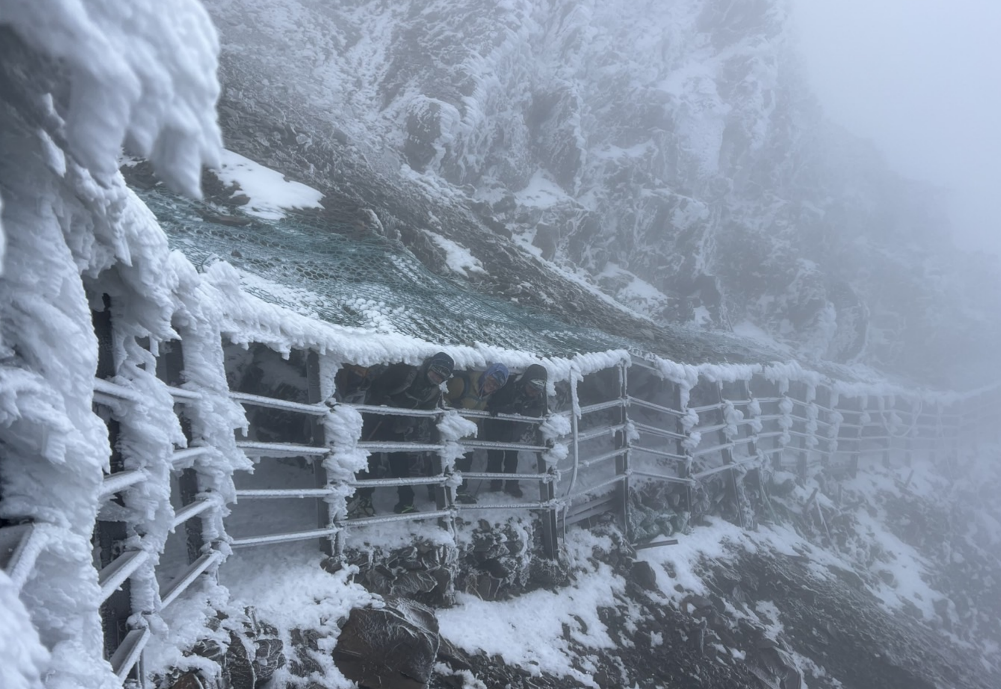 快新聞/玉山最低溫達-3度!迎來降雪 7登山客成功追雪登頂