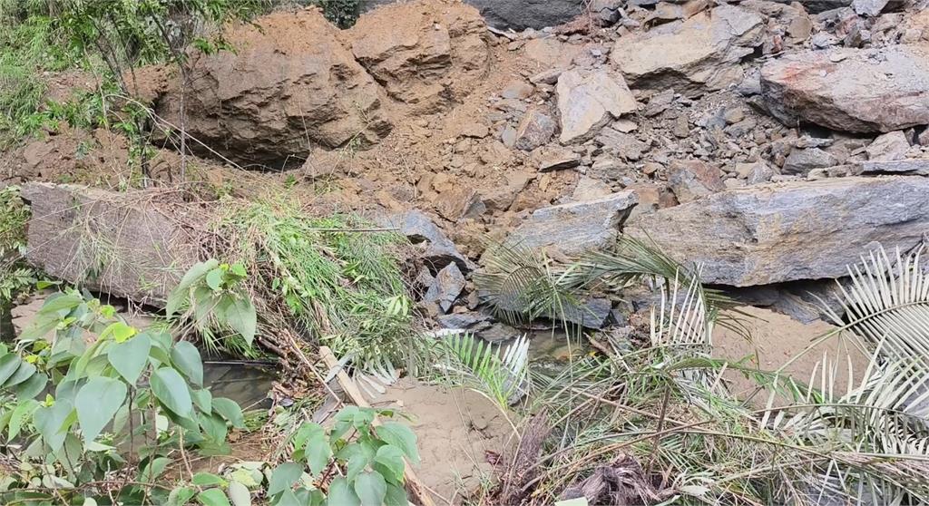 驚天巨響「四層樓高」山壁崩塌　草莓園主人憂成堰塞湖