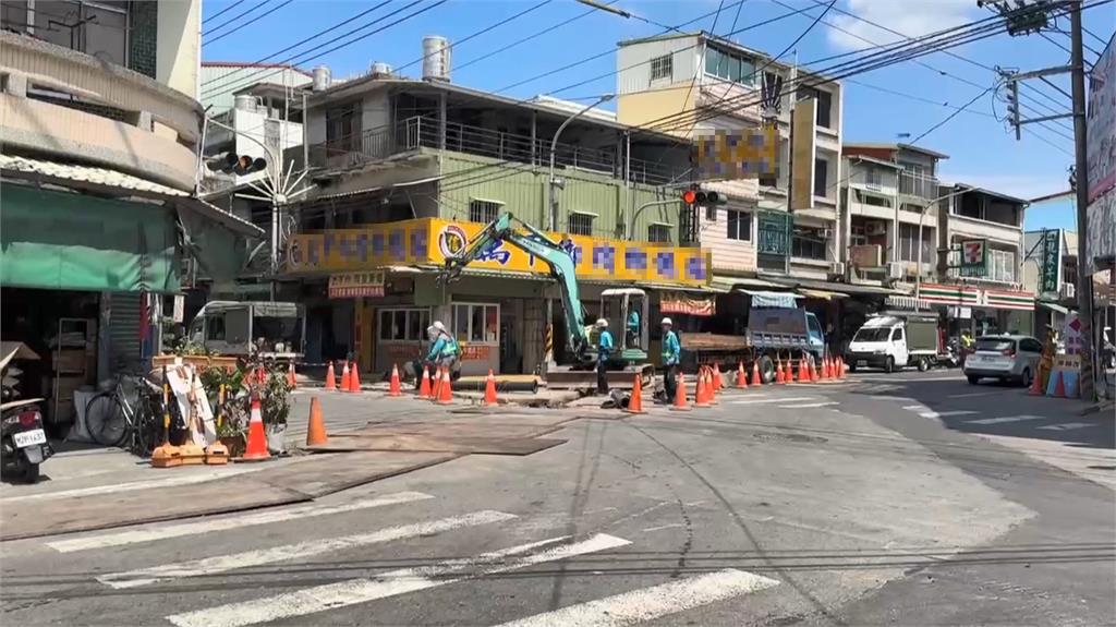 挖斗在冒煙?工地怪手化身烤蝦機器 恐引衛生疑慮