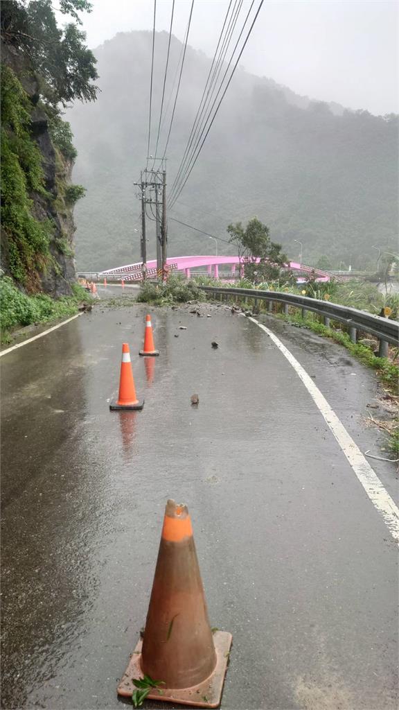 快新聞/中颱軒嵐諾逼近雨彈襲 竹縣新樂大橋、竹32道路坍方