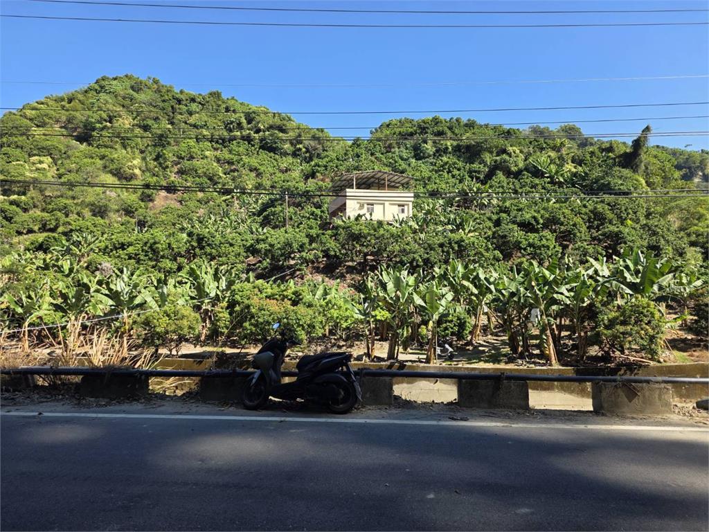 快新聞／自撞護欄摔落邊坡！疑疲勞駕駛釀悲劇　女大生送醫仍不治