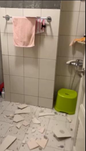 疑似"熱脹冷縮"肇禍 苗栗浴室磁磚牆爆裂崩落