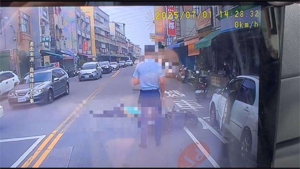 汽車疑未「兩段式開門」害慘摔! 嘉義騎士撞上倒地又被後方貨車追撞