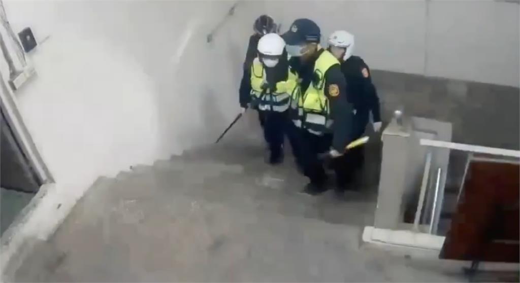 「為何不立刻衝？」酸民緊盯40秒畫面！所長哽咽：不是只有殉職才值得被尊敬