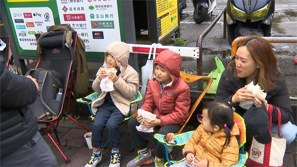 Alex攀登101因天候不佳延期 逾百名粉絲現場守候撲空