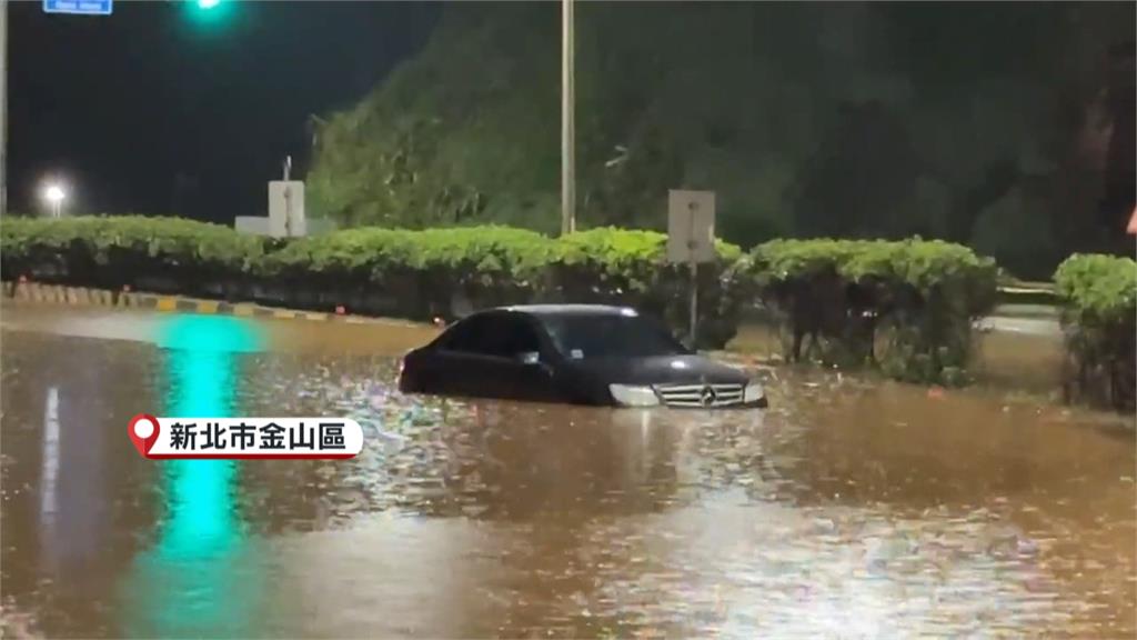 金山石門路面成河　淹水150公尺深30公分「車卡水中」