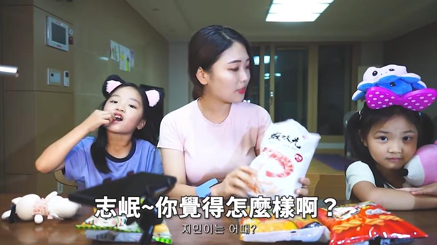 韓國小女孩初嚐4款台灣零食　實測結果竟輸給「這個餅乾」