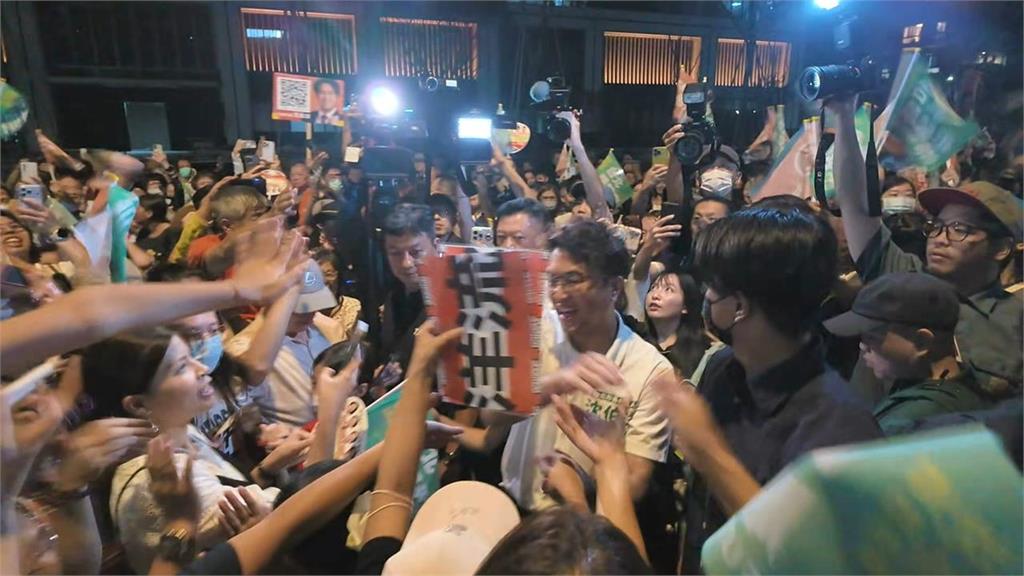 藍營狂酸「洋流」路人不忍了！見沈伯洋掃街「猛衝喊1句打臉」周軒驚：反效果出現了