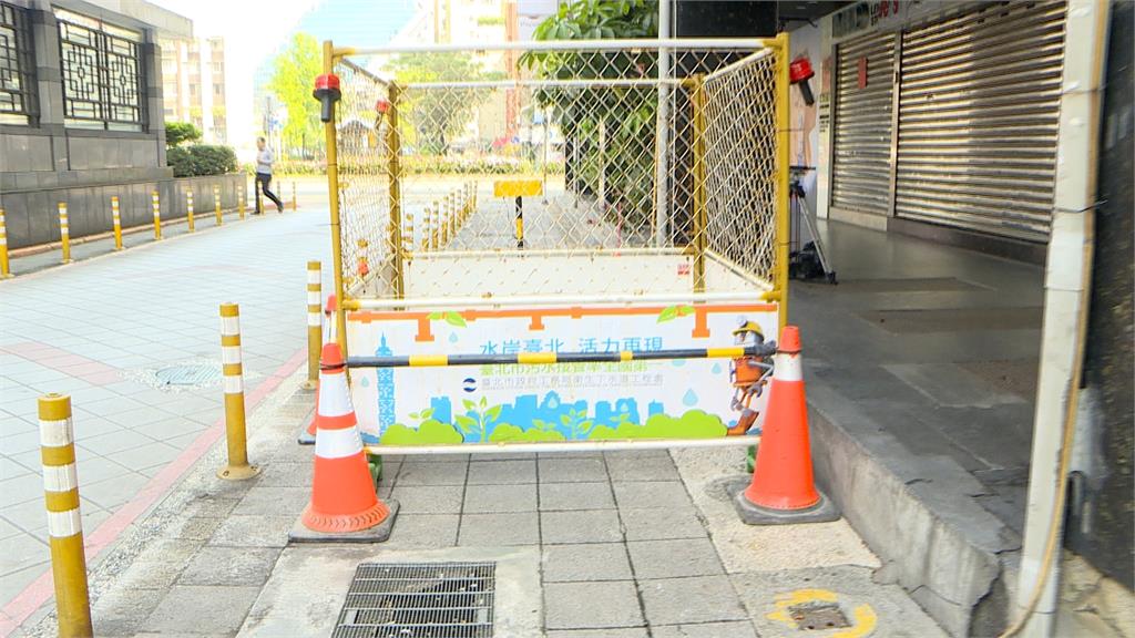 驚魂！台北「人孔蓋突脫落」　母子散步摔落受傷