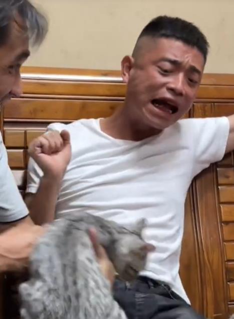 兇臉男「超怕貓」友人實測他崩潰逃竄 「臉部逐漸母湯」網:以為在驅魔