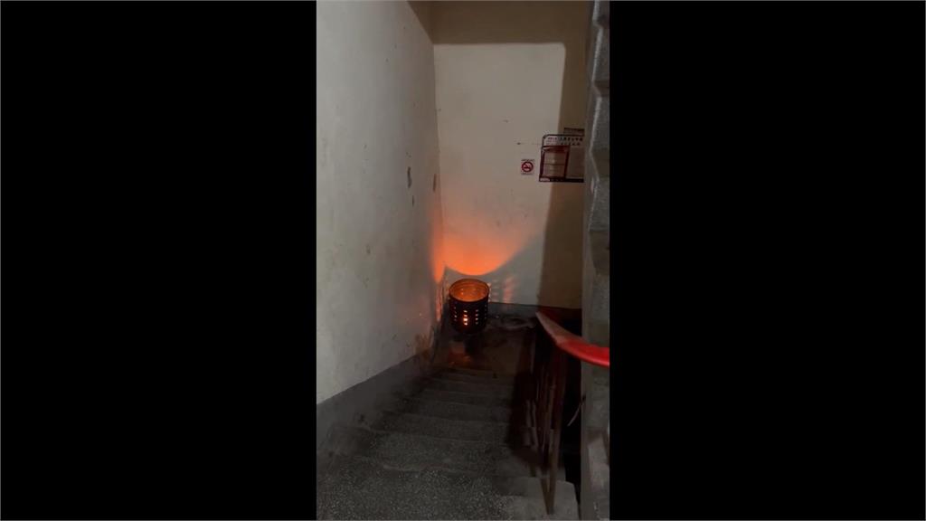 這樣真的太危險了！　樓梯間燒金紙、嗆鼻濃煙直竄整棟樓