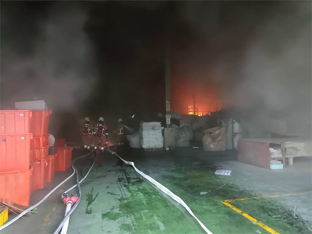 快新聞／香山工廠大火！1000平方公尺狂燒　驚悚畫面曝光