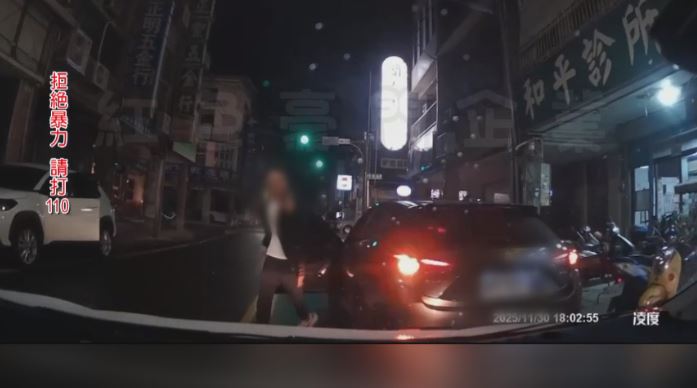 男不滿違停被「"叭」竟亮槍恐嚇! 後車駕駛嚇壞駛離