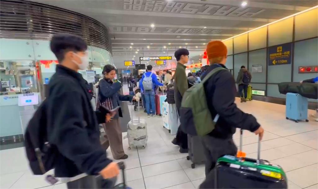 機捷跳電搭機出國超狼狽 旅客摸黑扛行李爬樓梯