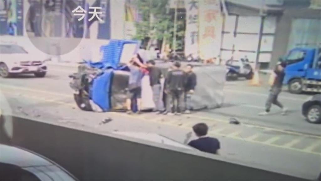 嘉義市貨車駕駛身體不適釀禍　追撞前方2車後翻覆