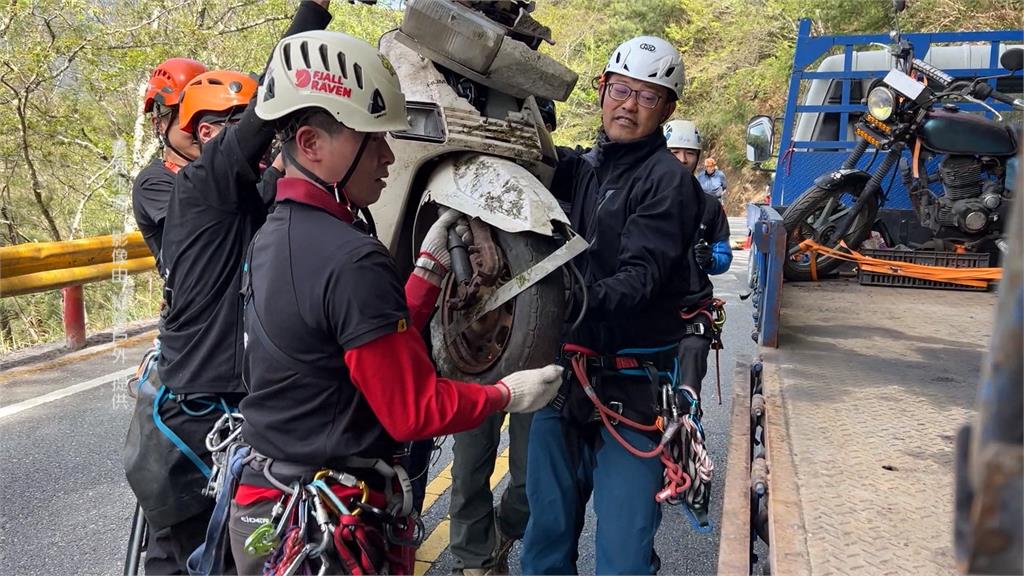 懸崖下吊掛廢棄機車 中橫淨山清出4噸垃圾