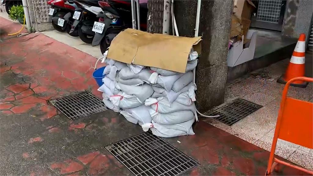 強降雨淹到怕!基隆居民沙包、水閘門備妥提前防颱