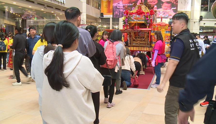 新年奇景!旱溪媽賜福百貨業績長紅 「眾生平安」大庄媽竟搭摩天輪賜福