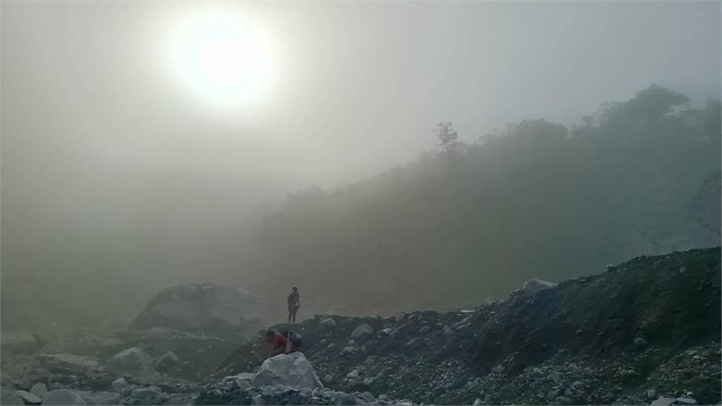 探勘隊「搏命5天」徒步抵達堰塞湖！驚見末日悚景…宛如「太空表面」畫面曝光