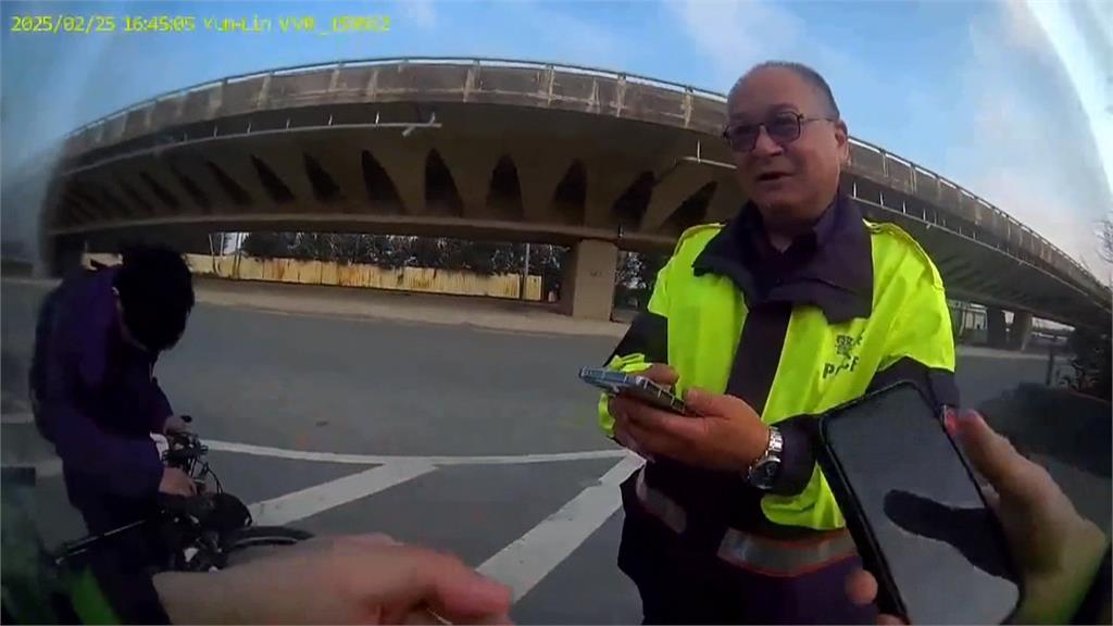 台灣最美風景是人! 日籍單車男爆胎自摔 警熱心救援