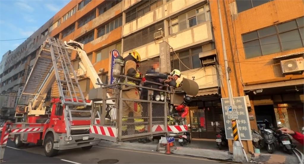 苗栗大樓火警釀1死　3住戶一度受困頂樓