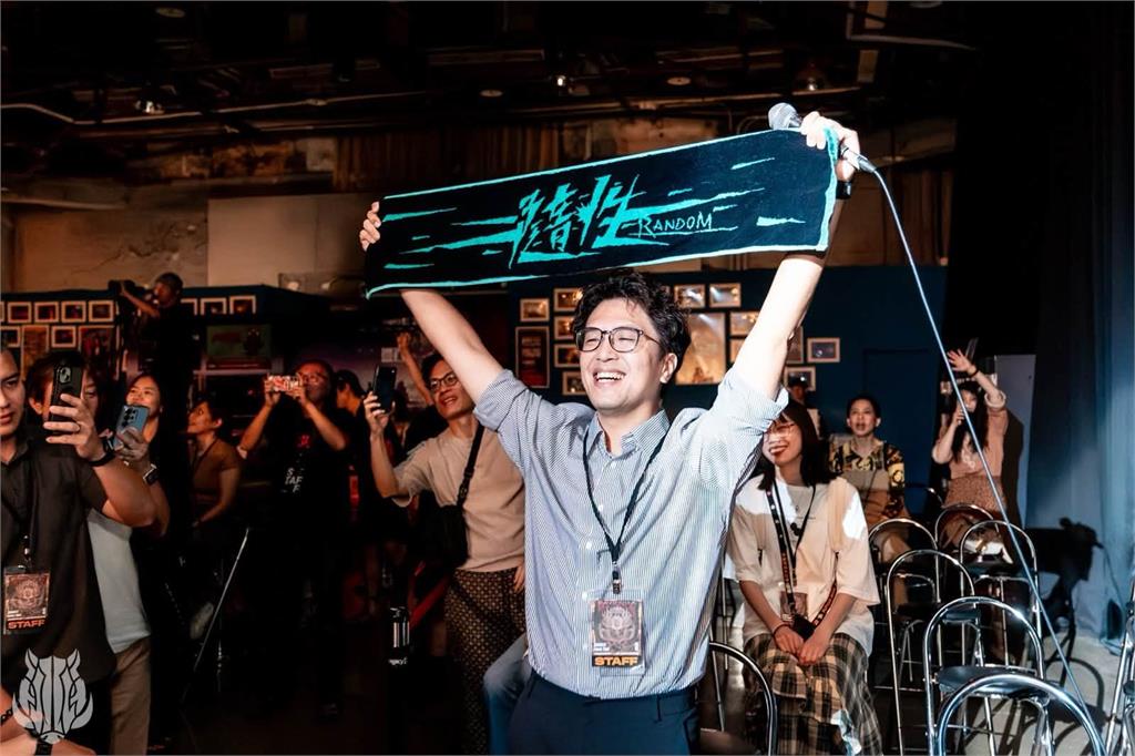 沈伯洋突現身華山聽團！「戴口罩混人群被認出」粉絲見1事心疼喊：去睡覺