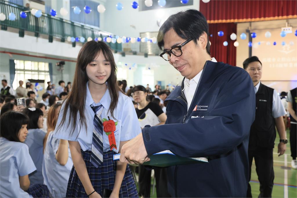快新聞/出席鼓山高中畢典 陳其邁超夯:學生邀拍照、簽制服「來者不拒」