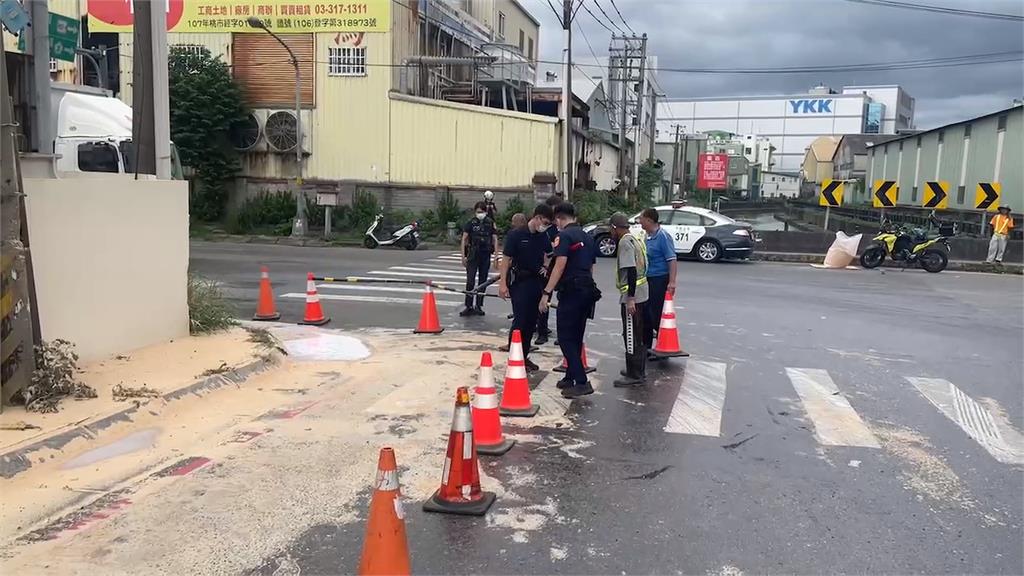 貨車載水性塗料翻倒灑車道 5名騎士摔車擦挫傷