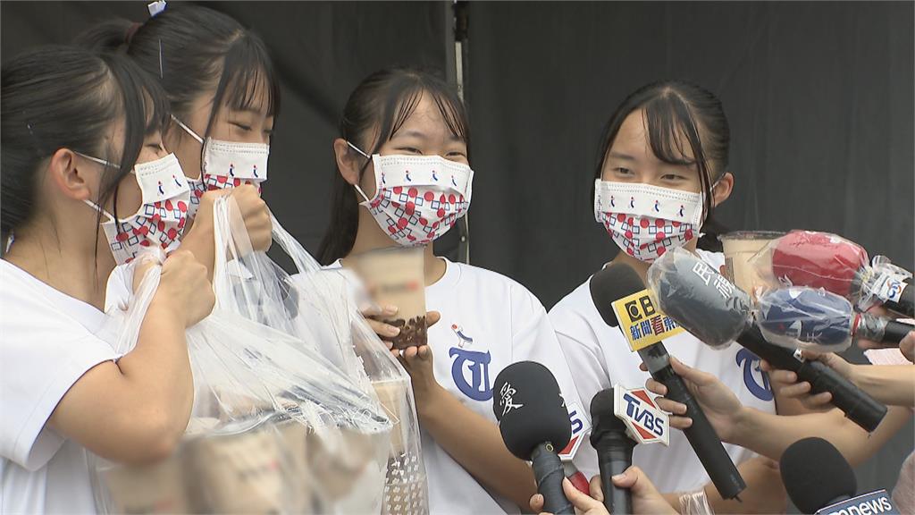 橘色惡魔登國慶大典 京都橘高校獲贈珍奶!學生直呼愛台灣