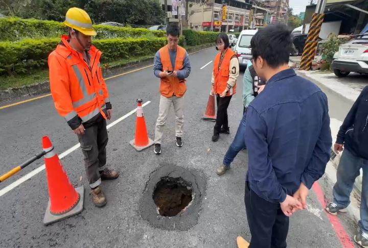 基隆基金三路現天坑! 「舊排水系統側壁破損」釀禍