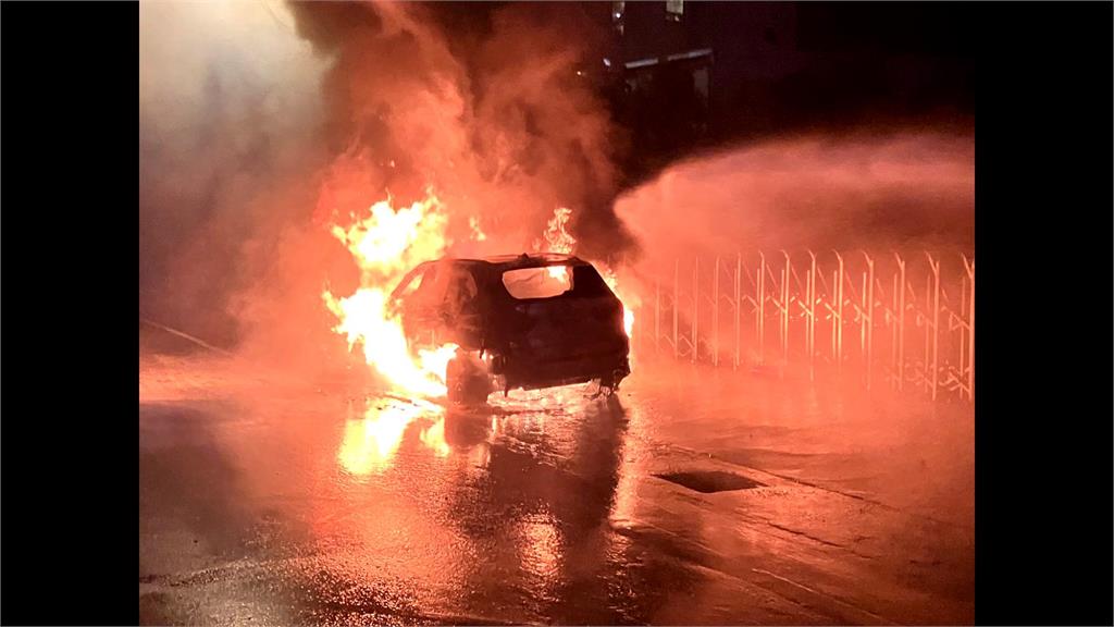 連日大雨土石鬆動! 台七線轎車撞上大型落石又自撞山壁