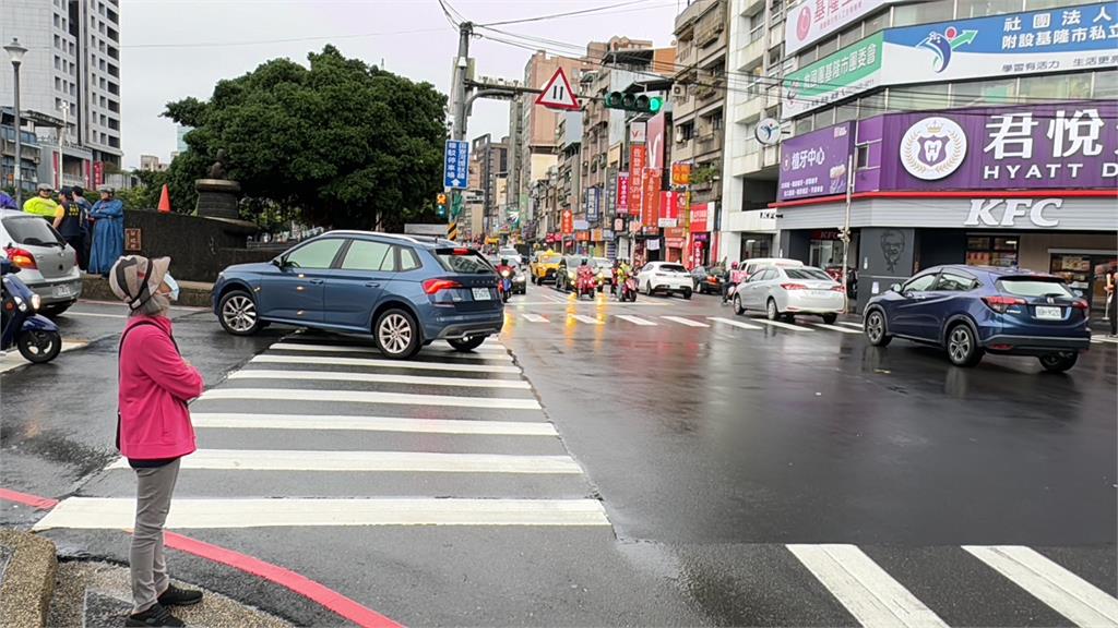 單一車道路幅寬「足夠兩車併行」 違規車主收罰單不滿痛批馬路陷阱!