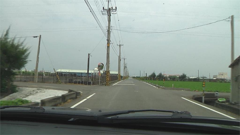 雲林2車撞擊摔落田中　網友歪樓似擲筊「笑杯」