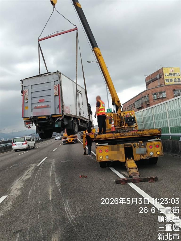 快新聞／國1小貨車驚險翻覆！「先撞護欄再撞車」釀交通回堵