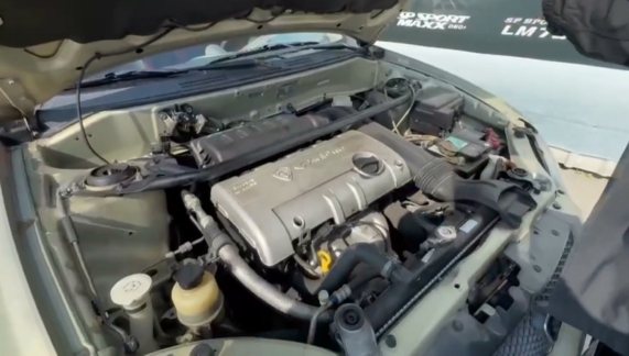 轎車過年違停巷口擋視線　遭人噴漆嗆「別停」