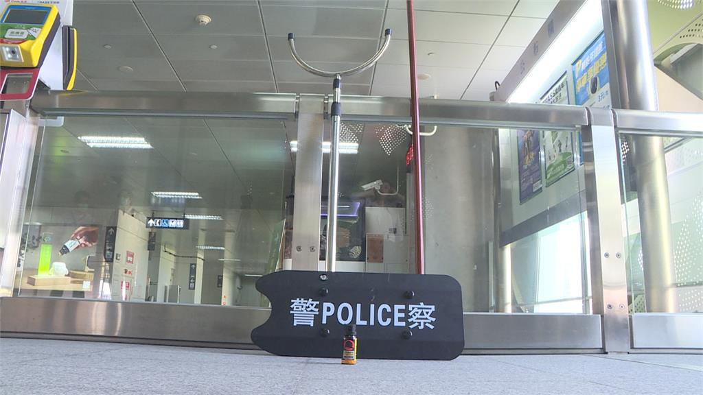 警察.站務.保全三方合作強化安全網 中捷詢問處新增「防爆鋼叉」