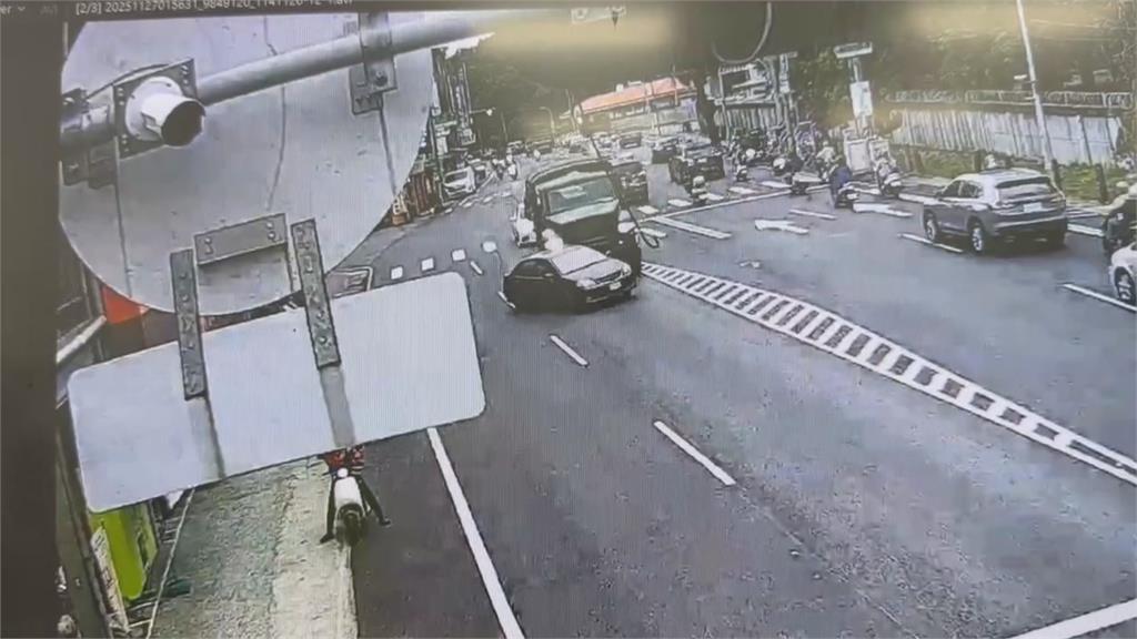 台南永康軍卡疑線道縮減不慎追撞轎車　轎車鈑金凹陷　交通一度受阻