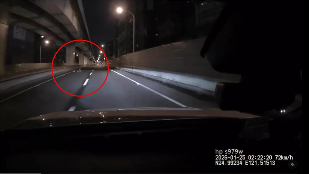 頂大生被丟包台64「倒內車道」遭4車輾斃!「第二台車」急閃現換道…車內視角曝光
