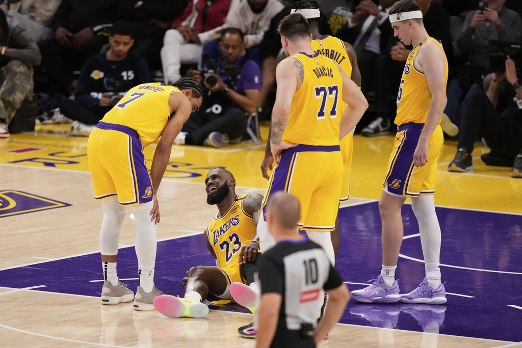NBA(影)/湖人提前出局詹皇是否退休又成焦點 這一次他這麼告訴記者