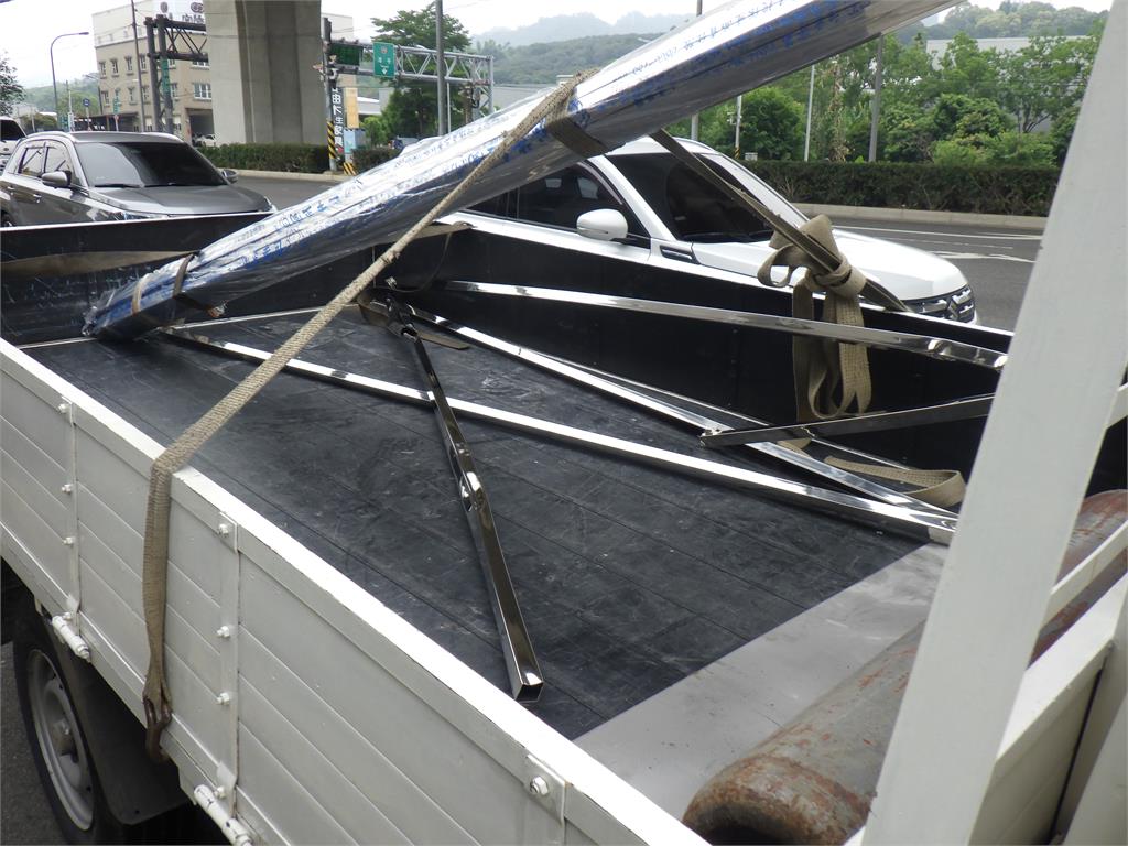 快新聞/天降血滴子?台74線「貨車載40枝鐵條突噴飛」 駕駛挨罰1.2萬