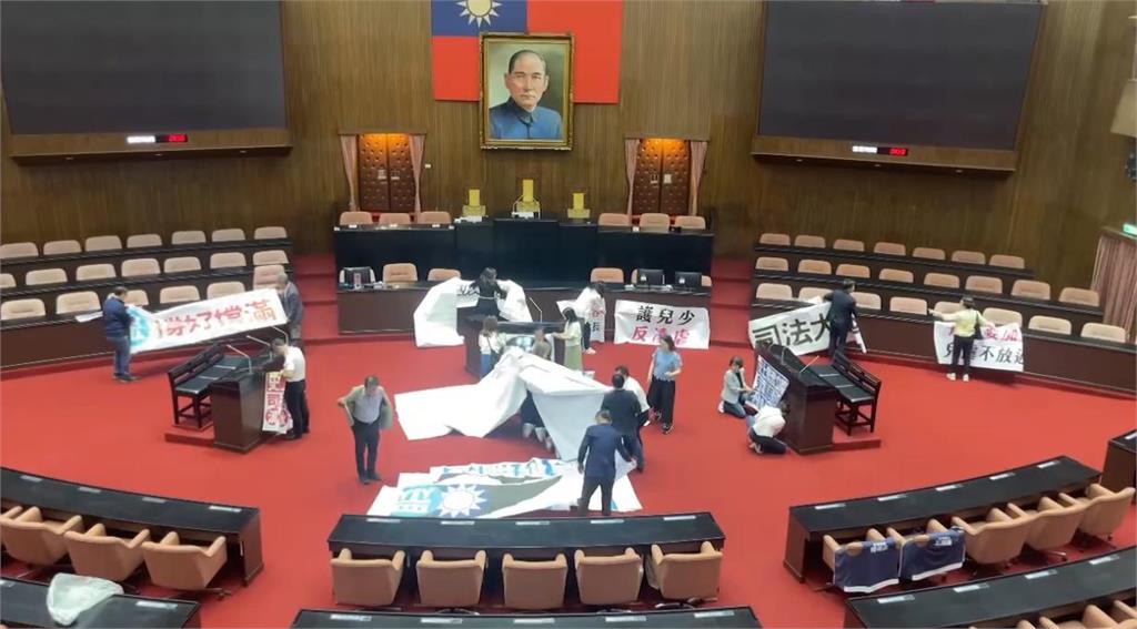 黃國昌才吼完沈發惠「不要推我」！換鍾佳濱遭「貼臉怒瞪+咆哮」畫面曝光