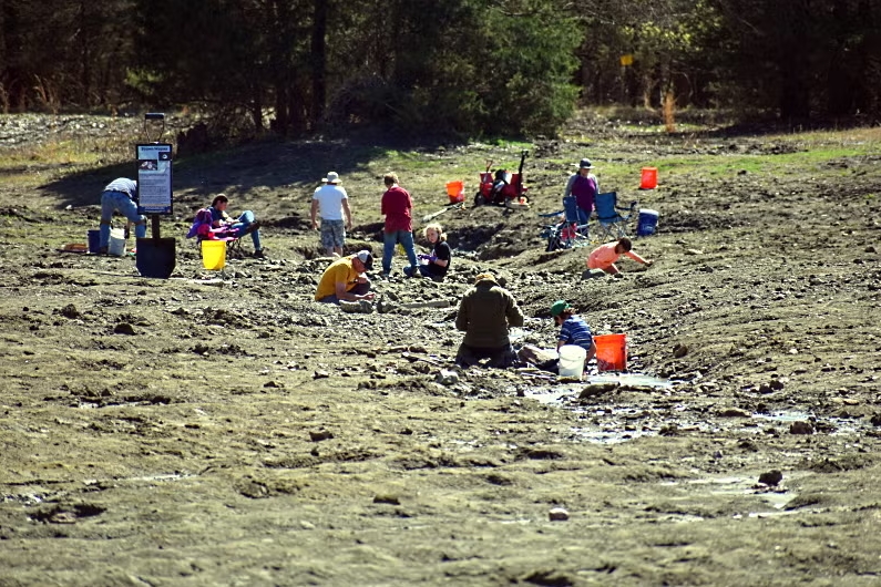 他隨手撿「糖果紙」驚覺是3.81克拉大鑽石！園方曝1關鍵因素：4月是…