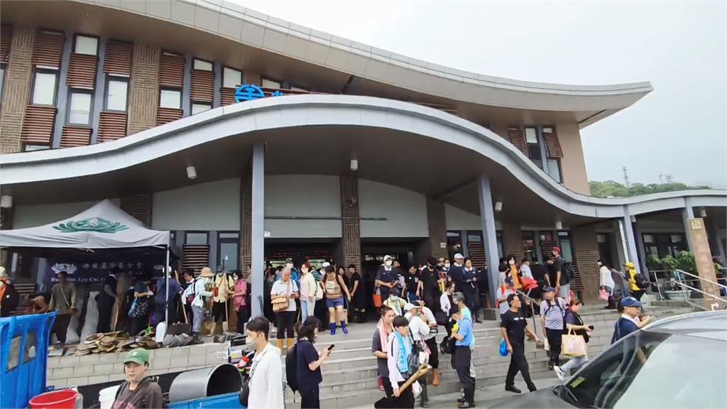 協助光復鄉災民清理家園　「鏟子超人們」湧入光復車站