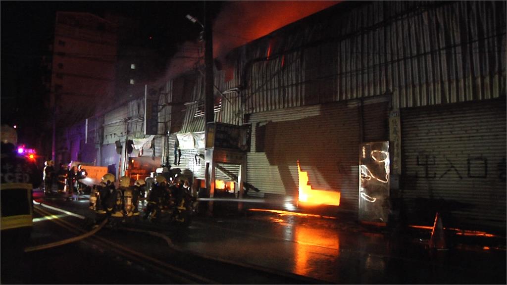 台中太平冷氣工廠火警 延燒5民宅幸無人傷