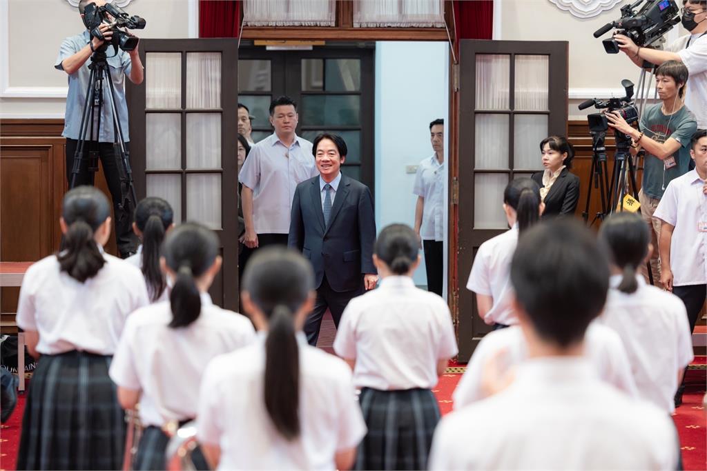 快新聞/接見沖繩西原高校行進樂隊 賴清德變「學生」親體驗打鼓樂趣