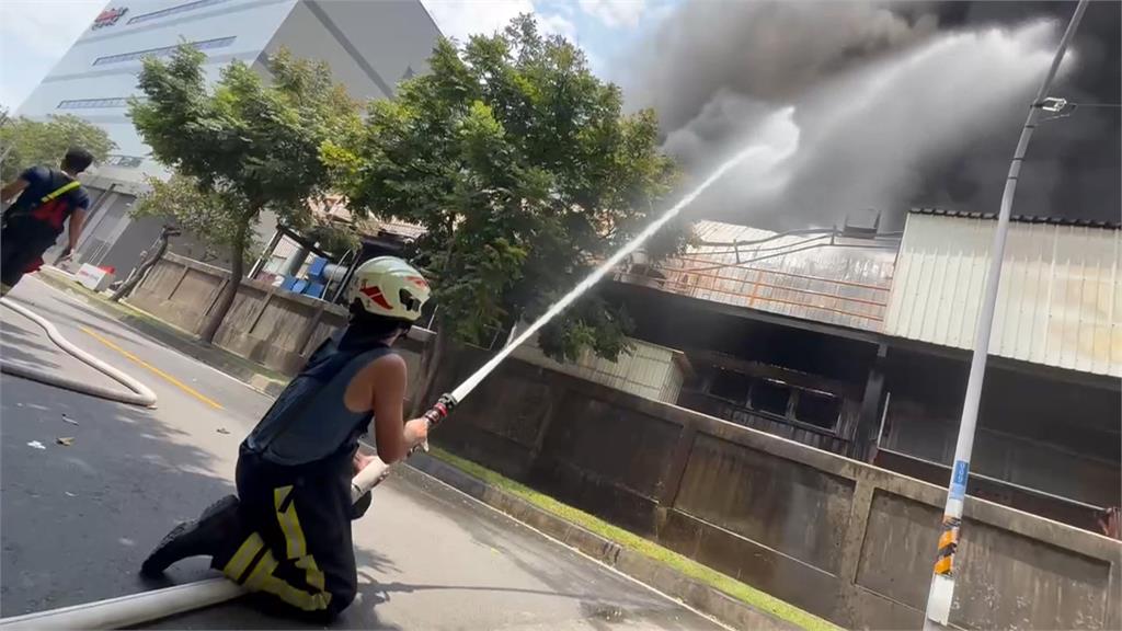 新竹互力精密化學大火！「矽橡膠大量燃燒」黑油噴濺　