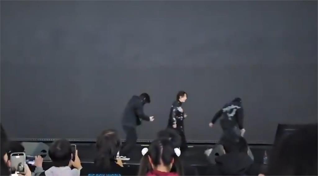 《海賊王》歌手上海演出突遭「熄燈卡歌」!大槻真希傻眼反應曝⋯本人無奈發聲